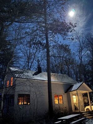 Exterior - Cozy, lakeside cottage for your family vacation (Woodstock)