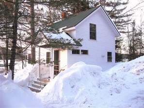 Exterior - Cozy, lakeside cottage for your family vacation (Woodstock)