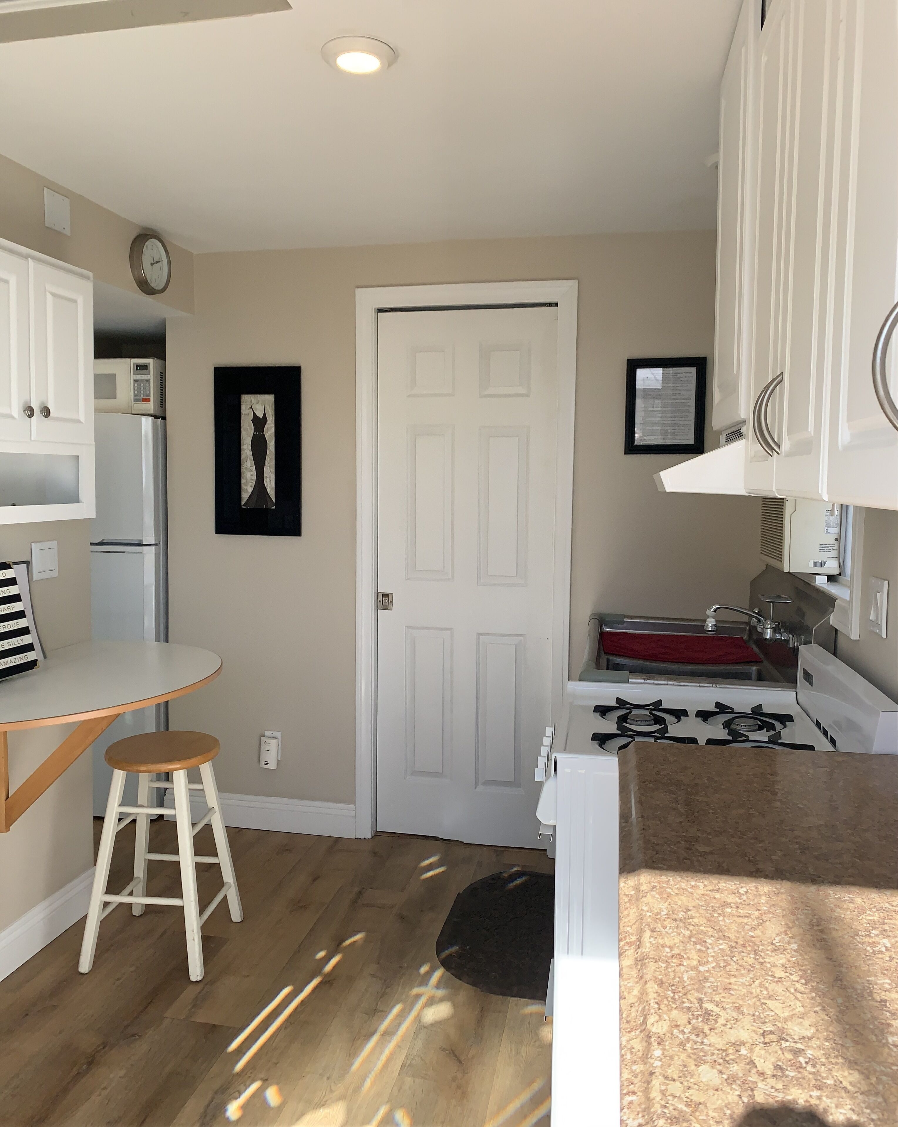 COZY BEACH COTTAGE w/2beach cruisers/beach parking pass
No smoking property 


