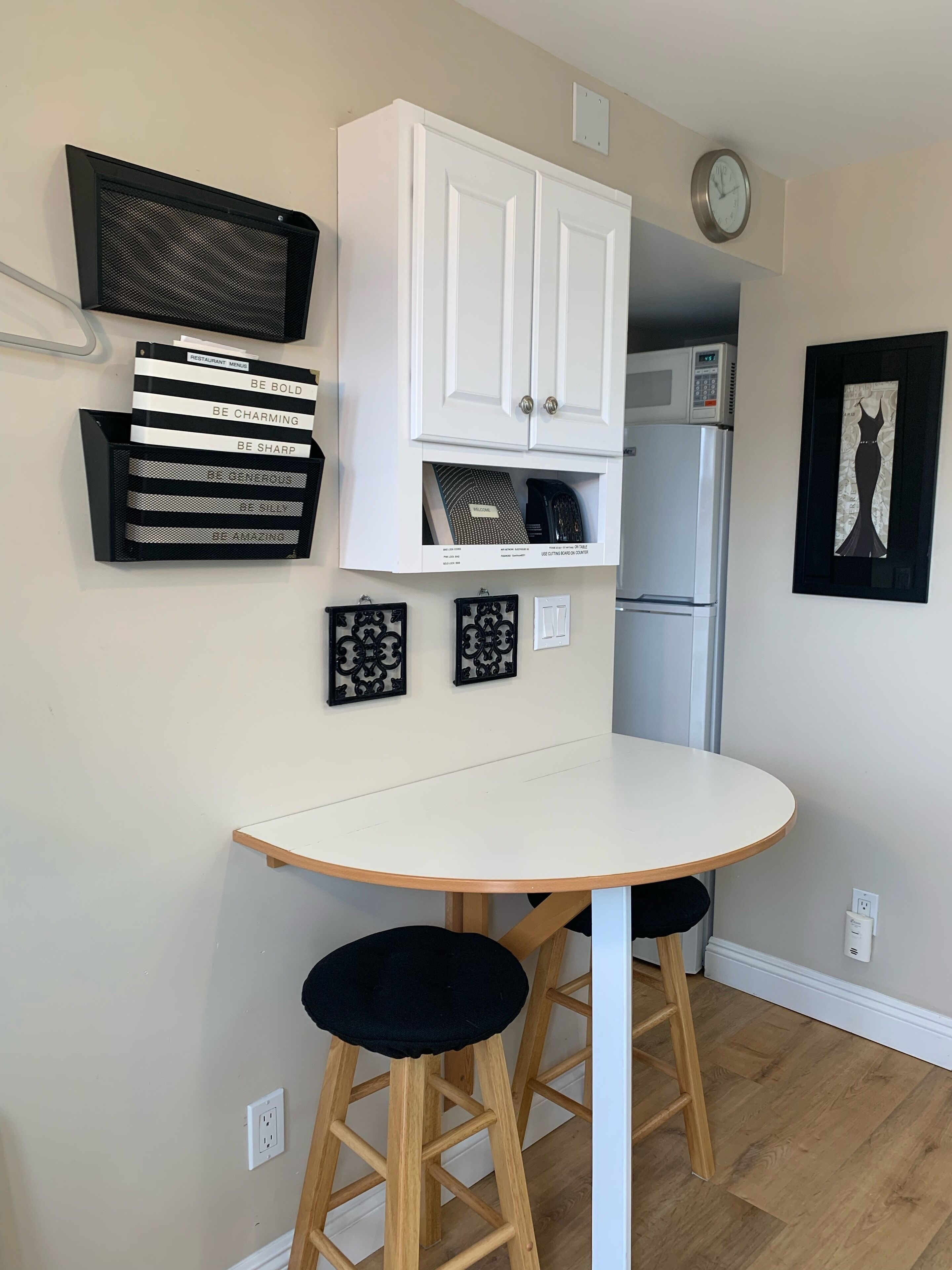 COZY BEACH COTTAGE w/2beach cruisers/beach parking pass
No smoking property 


