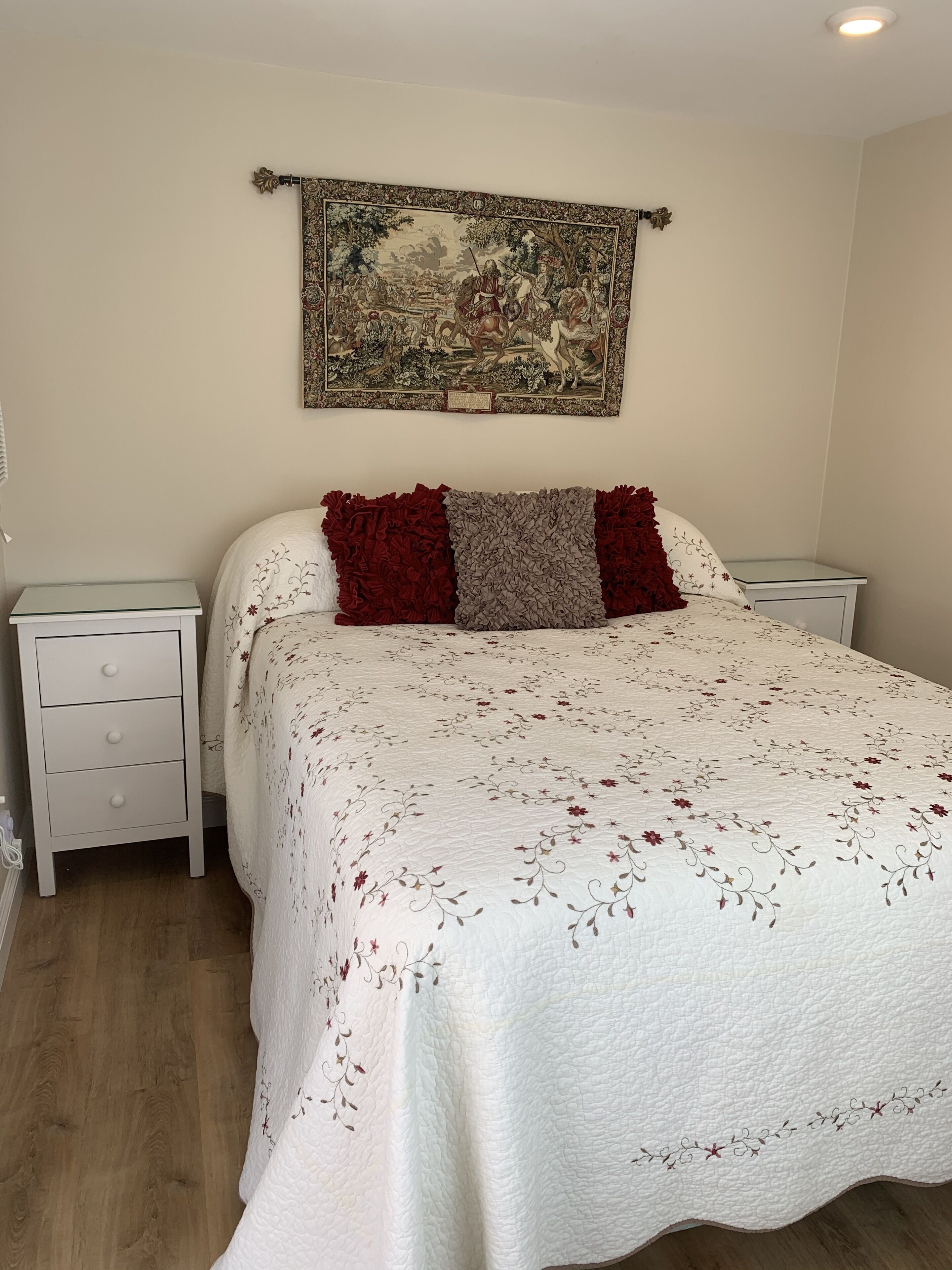 COZY BEACH COTTAGE w/2beach cruisers/beach parking pass
No smoking property 


