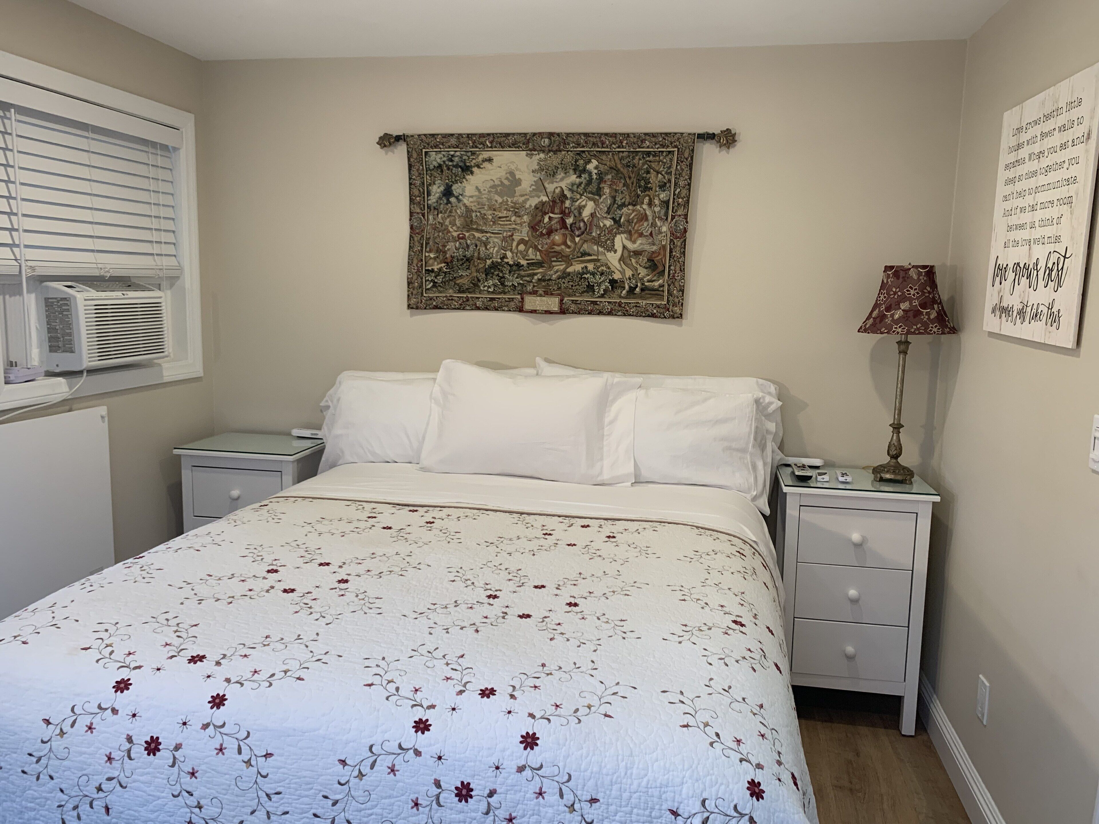 COZY BEACH COTTAGE w/2beach cruisers/beach parking pass
No smoking property 


