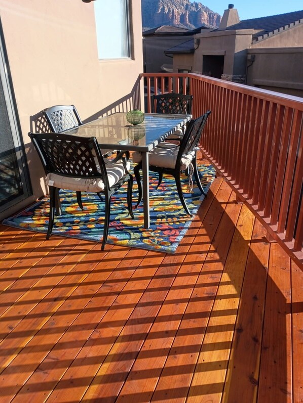 Outdoor dining - Beautiful home , PERFECT Getaway, Golf, Hiking . (Sedona)
