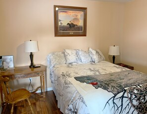 1 habitación, escritorio, tabla de planchar con plancha y cuna de viaje 