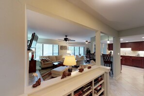 Fernseher, Kamin, DVD-Player, Bücher