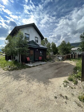 Exterior - Centrally located, Quiet Neighborhood, 3 Minute Walk to Restaurants and Shops ✨ (Crested Butte)