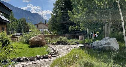 Centrally located, Quiet Neighborhood, 3 Minute Walk to Restaurants and Shops ✨