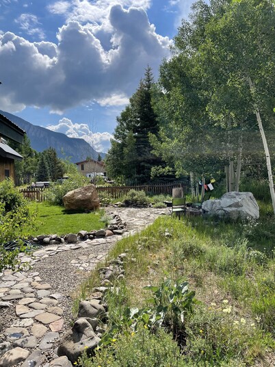 Centrally located, Quiet Neighborhood, 3 Minute Walk to Restaurants and Shops ✨
