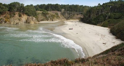 Quiet Cabin on 5 Acres Minutes From Mendocino and Ocean