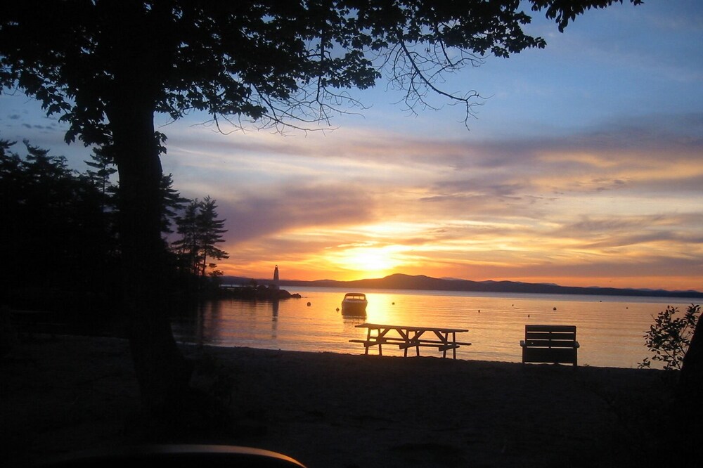 100 / nt discount! Steps to Lake Sebago Beach