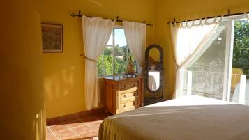 4 bedrooms, in-room safe, desk, WiFi