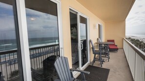 Outdoor dining - Corner Gulf-Front Condo | 2 Premium Parking  | Walk to Pier Park | Beach Service (Panama City Beach)
