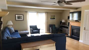 Televisio, takka, DVD-soitin, stereot