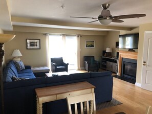 TV, peis, DVD-spiller og stereoanlegg