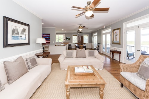 Oceanfront Home, Stunning Views, Sun Deck, Screened Porch, Walk to restaurants!