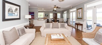 Oceanfront Home, Stunning Views, Sun Deck, Screened Porch, Walk to restaurants!