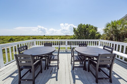 Oceanfront Home, Stunning Views, Sun Deck, Screened Porch, Walk to restaurants!