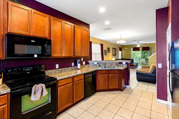 Jääkaappi, mikroaaltouuni, uuni, liesi