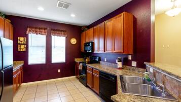 Lemari es, microwave, oven, dan kompor