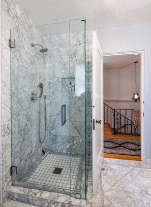 Bathtub, hair dryer, heated floors, towels - Spacious Home; Sunsets; Quiet Area in Point Loma, Near Downtown SD & Ocean Beach (San Diego)