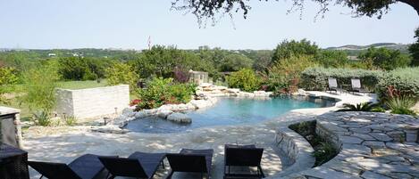 Utendørsbasseng og et oppvarmet basseng