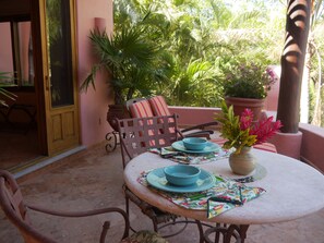 Outdoor dining - Charming Casita right by the jungle and one block to the beach (San Francisco)