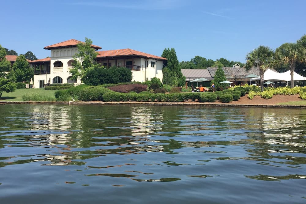 Beautiful lakefront home on Lake Oconee in Cuscowilla.