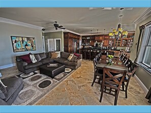 Smart TV, DVD player, table football, ping pong - Private beach, heated pool, game room, tiki bar, parking for up to 18 vehicles! (Miramar Beach)