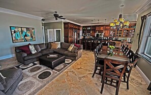 Smart TV, reproductor de DVD, futbolito y tenis de mesa 