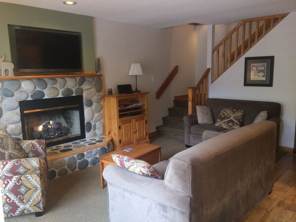 TV, fireplace, DVD player - 2 BR/2 BA Townhouse on Blackcomb Mountain (Whistler)