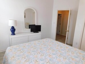 5 bedrooms, iron/ironing board, WiFi, bed sheets