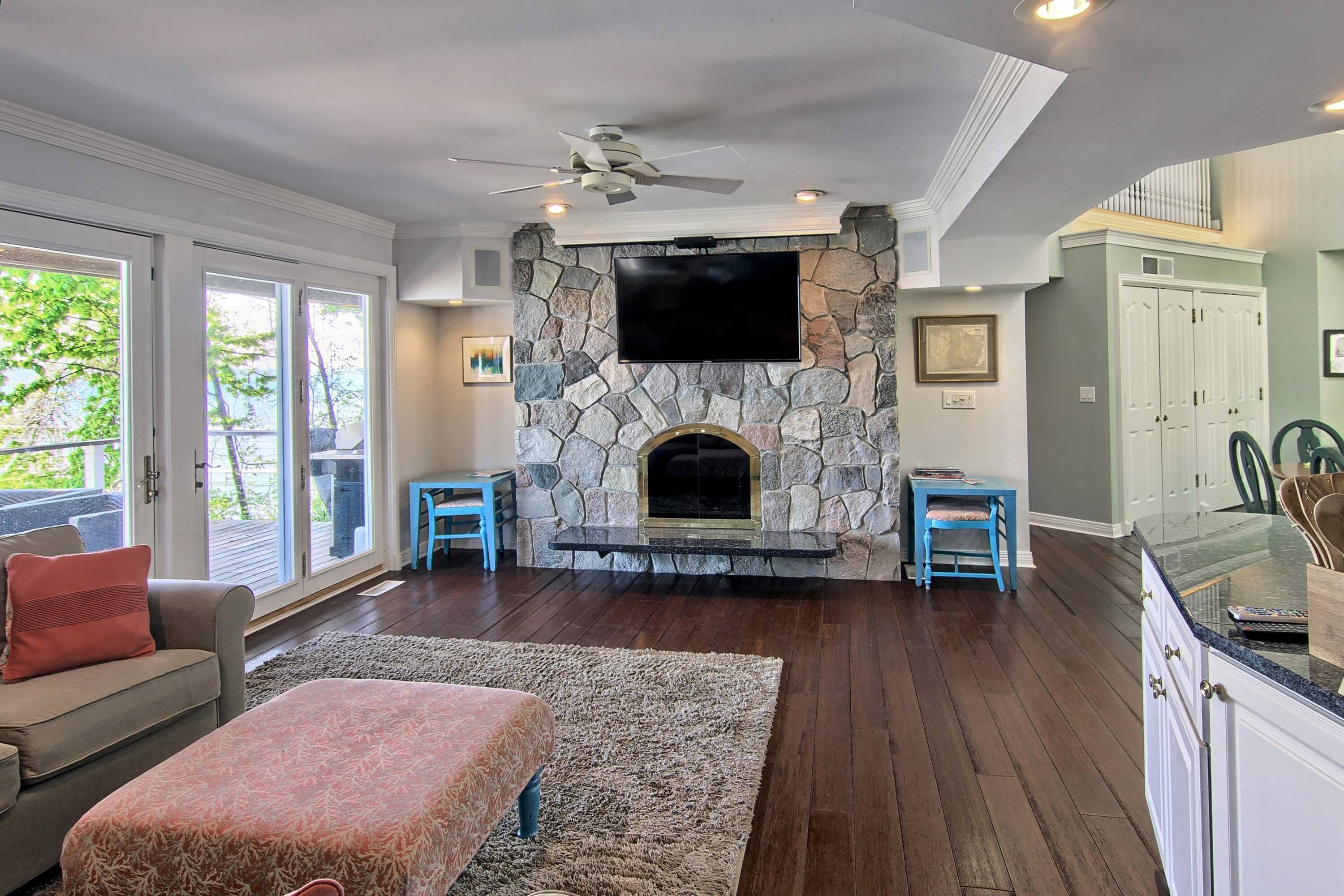 Beautiful Large House On Water Just 5 Miles To TC