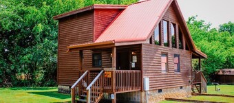 Country Life~ Hot Tub, Pool Table, Foosball, Fire Pit and short stroll to creek.