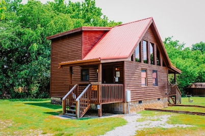 Country Life~ Hot Tub, Pool Table, Foosball, Fire Pit and short stroll to creek.