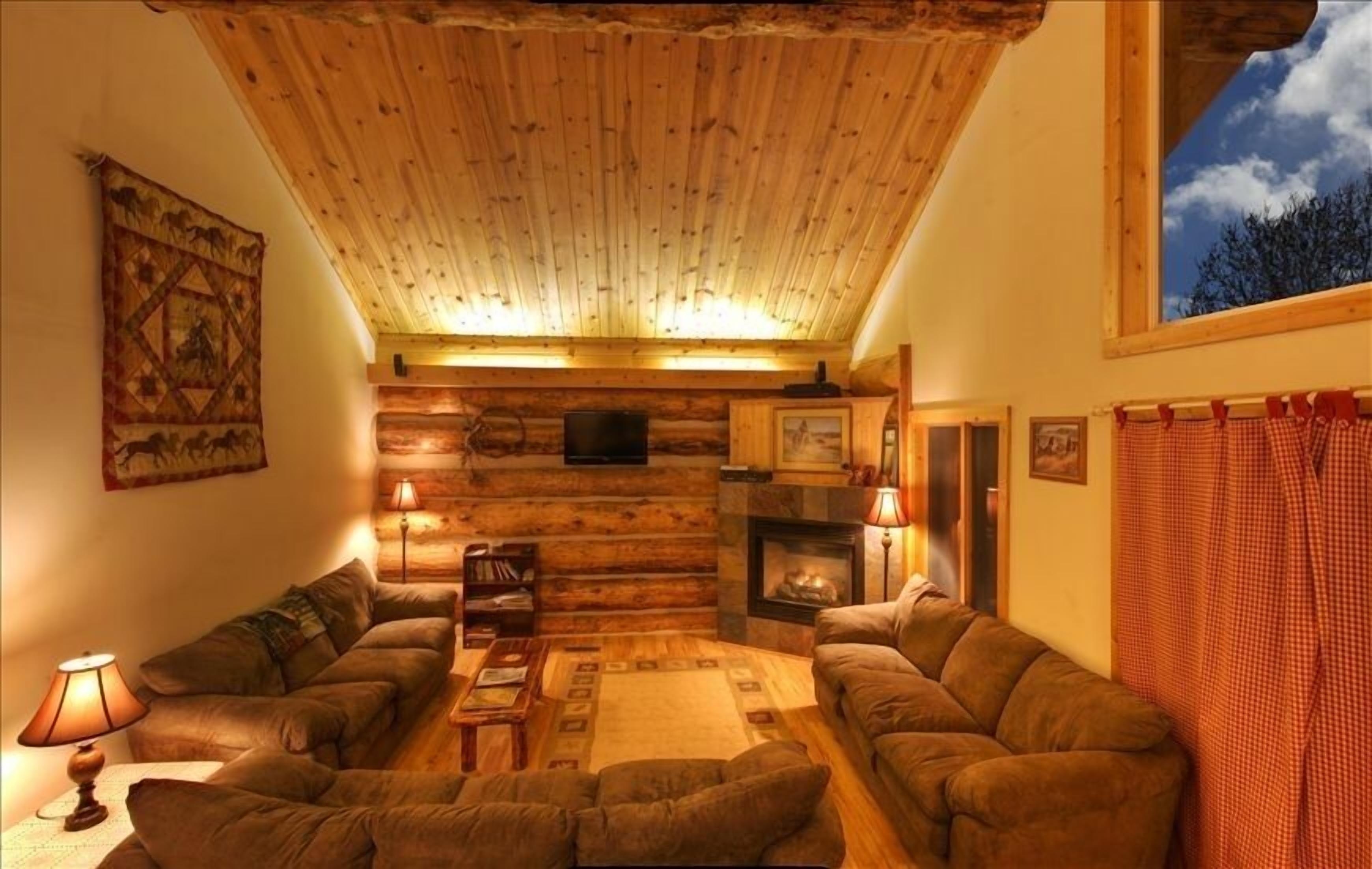 Yellowstone River Lodge 2  Sleeps 18 - Booking for 2024 ! 
