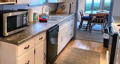 Crows Nest Charming Vintage Retreat, Harbor View