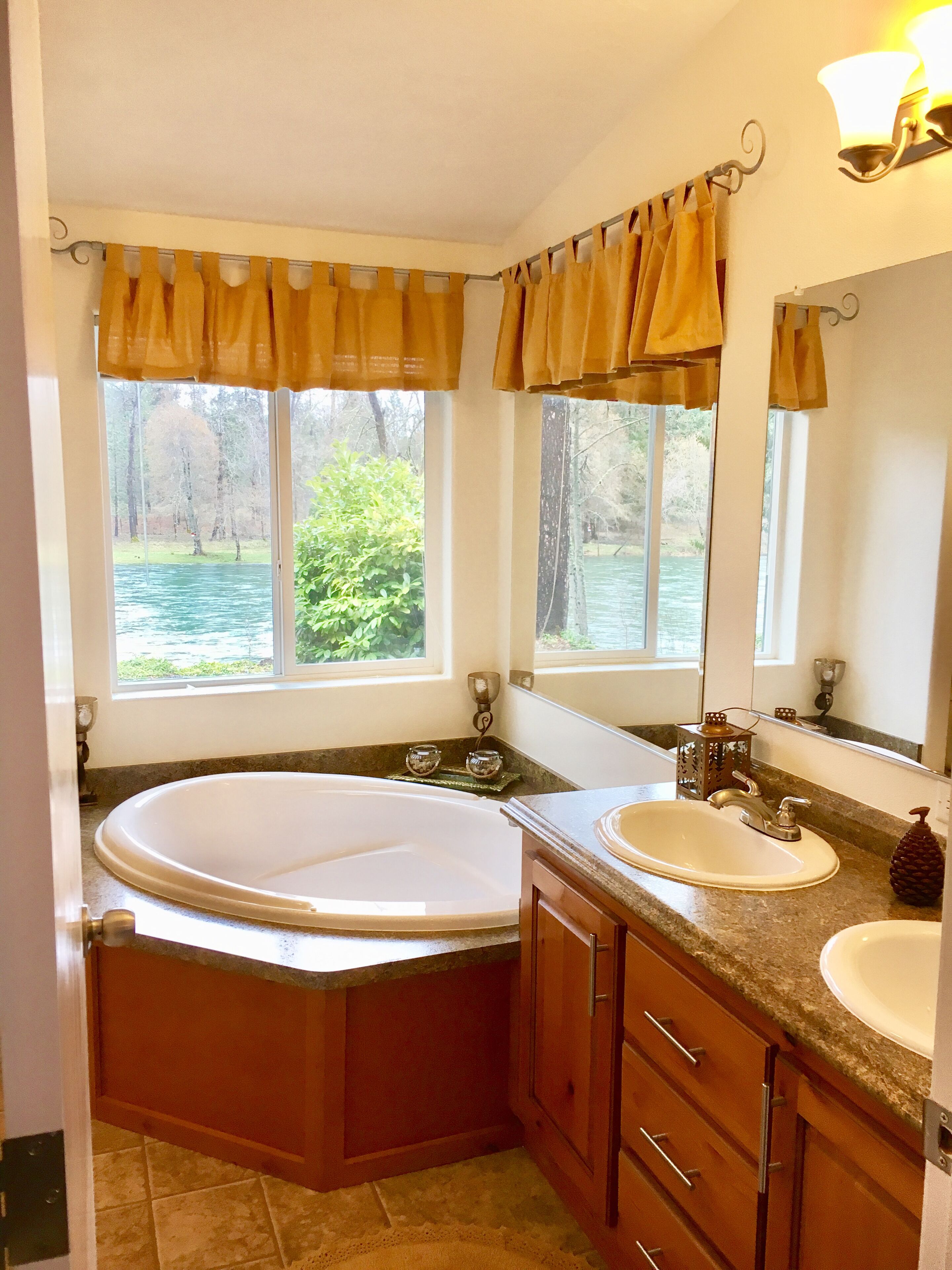 "Home on The Rogue" - Gateway to Crater Lake!