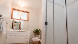 Dusche, kostenlose Toilettenartikel, Haartrockner, Handtücher