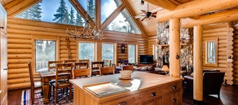 Discounts! Luxury Log Cabin, Pet Friendly w/Hot Tub, Game Room, Steam Shower - The Claim