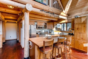 Fridge, microwave, oven, stovetop - Discounts! Luxury Log Cabin, Pet Friendly w/Hot Tub, Game Room, Steam Shower - The Claim (Fairplay)