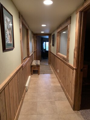 Interior - Four Seasons Log Guest House (Gallatin Gateway)