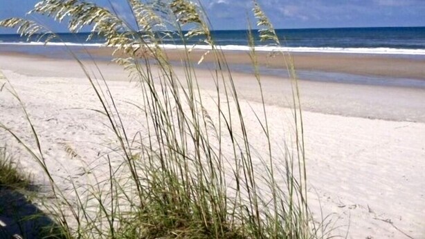 På stranden og solsenger