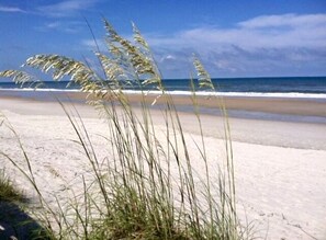 På stranden och solstolar