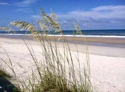 CLEAN AND BRIGHT BEACHFRONT COTTAGE. PERFECT FOR SMALL FAMILIES!