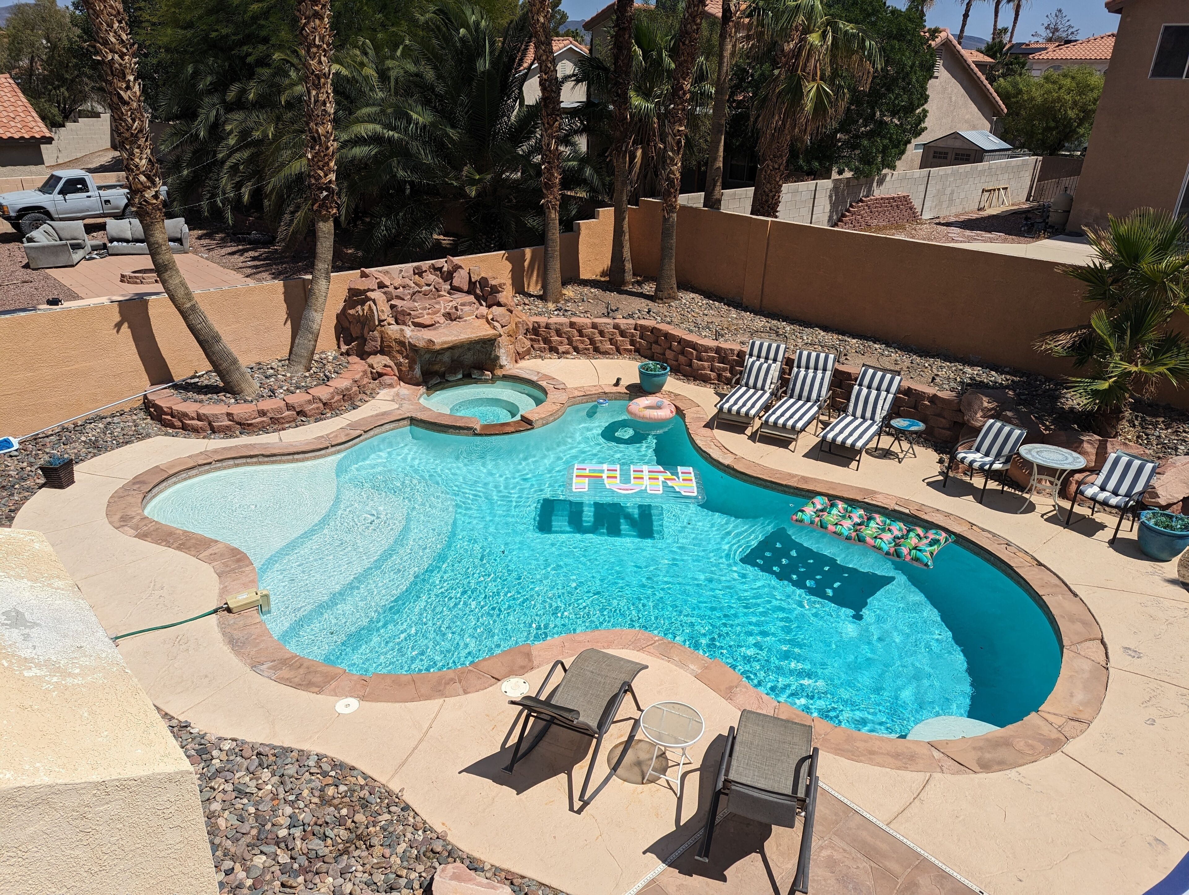 POOL/SPA/BARBEQUE ISLAND! Ten minutes from the strip!