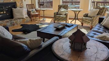 スマートテレビ、暖炉、卓球台、書庫