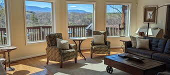 3 KING Master Suites ~Dog Friendly ~1 pm Ckout ~Firepit ~VIEWS ~Skyline Drive
