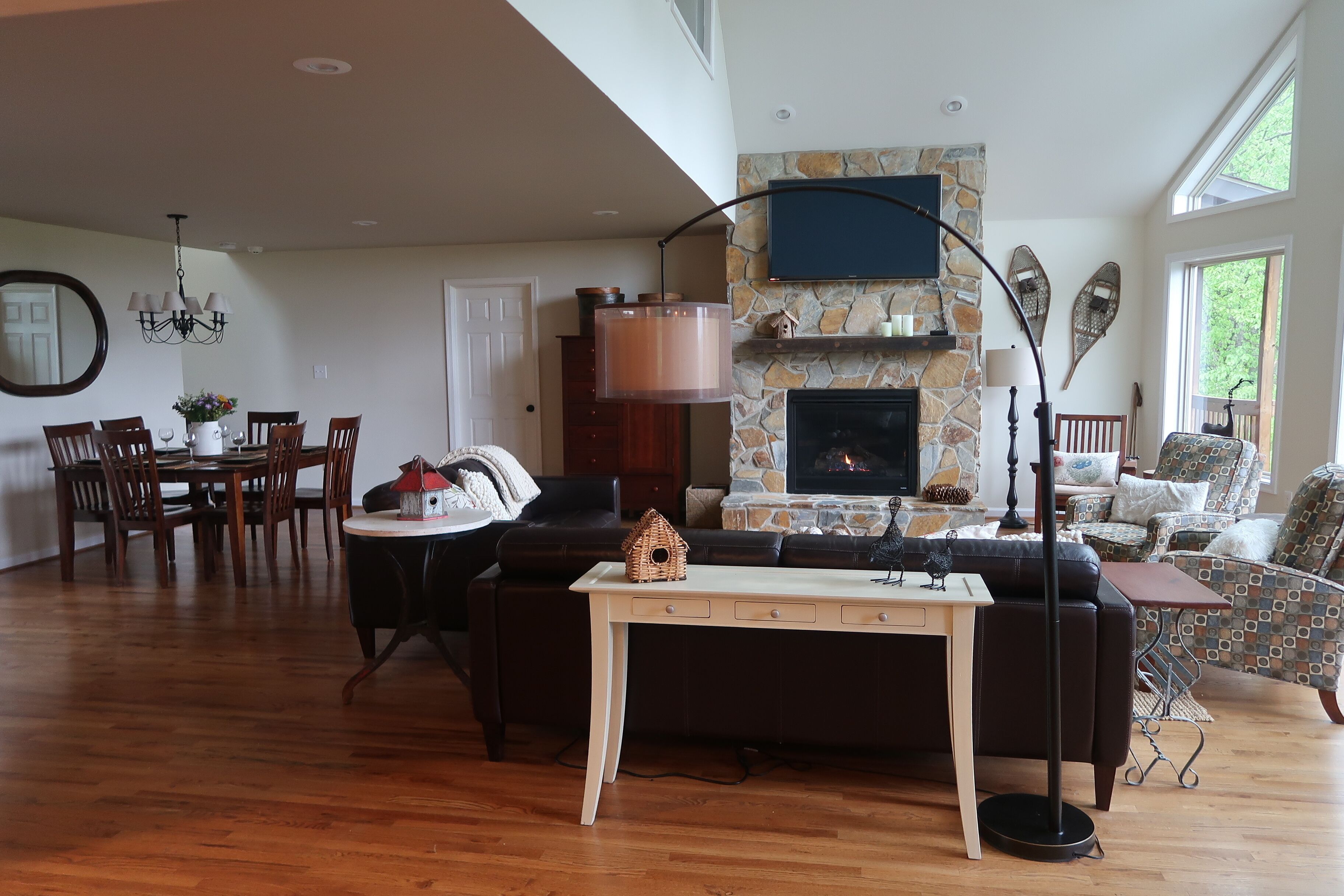 3 King Master Suites ~ Mountain/River VIEWS ~ Skyline Drive ~ Hiking ~ Wineries 