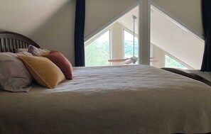 3 bedrooms, desk, iron/ironing board, travel cot - Dog Friendly Skyline Drive Retreat: 3 King Suites, Views & Firepit! 1pm checkout (Front Royal)
