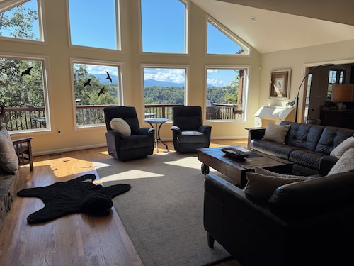 Dog Friendly Skyline Drive Retreat: 3 King Suites, Views & Firepit! 1pm checkout